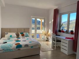 Großes und schönes Zimmer mit Balkon, cheap hotel in Çorovodë