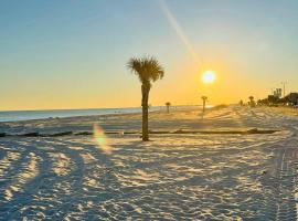 Feels like HOME escape, 1/2 Mile to beach, family hotel in Gulfport