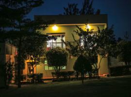 Triple Tee Gardens & Accomodation, hotel di Wakiso