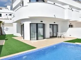 PANORAMISCH modern vakantiehuis in Finestrat bij Benidorm met 3 slaapkamers, gelegen op de 1ste lijn met privézwembad en omheinde privétuin, zicht op zee, de bergen met 'Kilómetro Vertical del Puig Campana' en op de skyline van Benidorm City en Finestrat