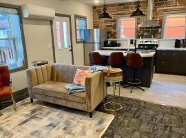 Downtown 2BR Apartment, hotel with parking in Marshall