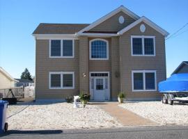 Beautiful 2200 Sq Ft Home Sleeps 10 Bring Your Water Toys!, hotel di Manahawkin