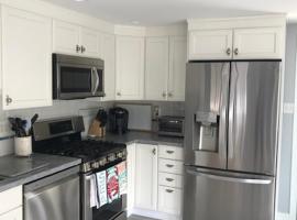 Hear The Ocean From This Well Kept Oceanside Duplex, hotel di Brant Beach