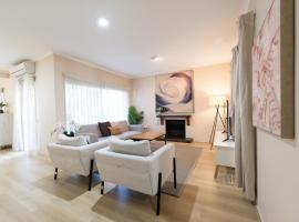 Cheerful 4-bedroom home with Park View, villa i Glen Waverley