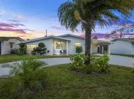 7-Person Luxury Spa, Fenced Paradise, Beach Vibes