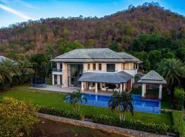 Luxury Mansion On Golf Course BMG5, hotel amb banyeres d'hidromassatge a Hua Hin