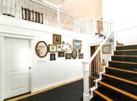 20% OFF New listing! Vintage Duplex Art Retreat, bed and breakfast en Surrey