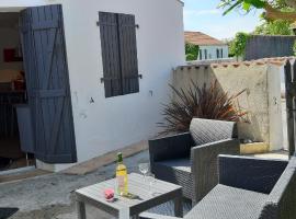 MAISON PAISIBLE , à 6 minutes des plages, vélos., hotel u gradu Le Šato d'Oleron