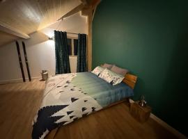 LES ANTHOCYANES CHAMBRE MONTAGNE, hotel with parking in Champagny