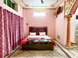 Trilok Residency - Dashashwamedh Varanasi, B&B in Varanasi