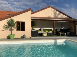 Maison Piscine et Jacuzzi, hotel di Saint-Germain-des-Fossés