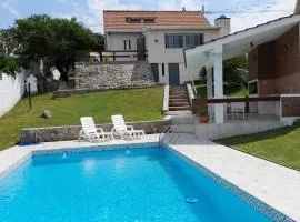 Chalet con piscina vista al lago