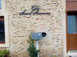 Gîte Saint Sauveur โรงแรมที่มีที่จอดรถในBrévilly