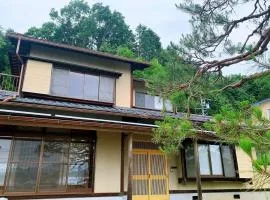 吉祥莊位于高山市内 有一千平方的园林 可远眺日本的阿尔卑斯山脉 四季景色绝佳 可接待9人入住 免费停车