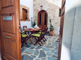 Villa Patitiri Traditional House with hot tub, hotel a Archangelos