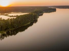 Natural Hotel w Rezerwacie z Plażą Na Wyspie, hotell sihtkohas Ostróda