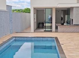 Casa aconchegante c/ piscina e área de lazer, hotel Maringában