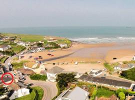 1 The Parade - 4 bed Sea View apartment in the heart of Polzeath, hotel in Polzeath