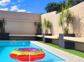 Casa Roque Funes, ubicado en Cerro de las Rosas Córdoba, Ofrece, Asador, Pileta, Cercanias, Estadio Kempes, aeropuerto Ambrosio Taravella, Orfeo Superdomo, Sanatorio Allende, Casa con 2 departamentos individuales y áreas comunes