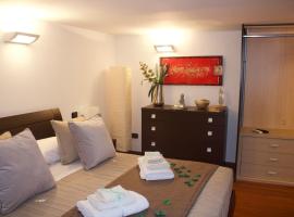 Suite Experience Accomodation, hotel u gradu Pocuoli