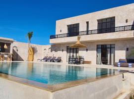 Lalla Essaouira - Villa Najma avec piscine pour 10 personnes, hotel económico em Ida Ougourd