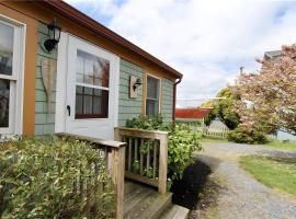 1 bedroom cottage, walk to First Beach, hotell i Middletown