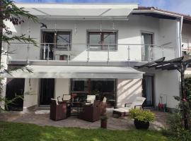 Elegant-terraced-house-with-bikes-near-the-lake-children-at-least-6-a-old โรงแรมในชตาร์นแบร์ก