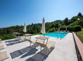 210 - Appartamento Larice - Terrazza, giardino e piscina, hotell sihtkohas Carro