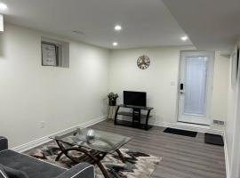 2 Bedroom private apartment with private entrance, hotell i Brampton