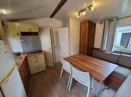 Charmant Mobil home 6 places, hotel in Carnac