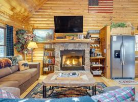 Pet-Friendly Cabin with Loft 5 Mi to Lake Lure!, hotel din Lake Lure