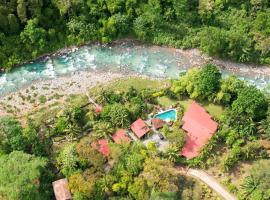 Casitas Del Rio Riverfront Jungle Beach Vacation, hotel Uvitában