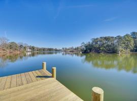 Home on Locklies Creek with Boat Dock and Lift!，Topping的Villa