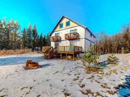 Alpine Horn Lodge at Big Powderhorn Mountain - Unit B, hotel with parking in Ironwood