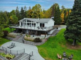 Waterfront, dream stay at Belle Vue Cottage, cottage in Parry Sound