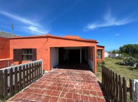 Casa a poucos metros da praia, villa in Hermenegildo