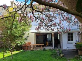 Clos St Vaast près plage et port, Hotel in Saint-Vaast-la-Hougue