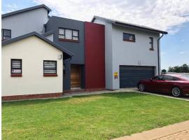 Stunning gem by OR Tambo Airport, cottage in Benoni