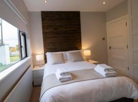 The Hillcrest, Luxury Accommodation in Castleblayney Town, hotel en Castleblayney