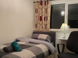 1 Cozy Single Bedroom With Hot Drinks, къща за гости в Рединг