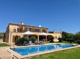 Villa with 50m2 pool close to Golf Vall dOr and Portocolom, hotell i S'Horta