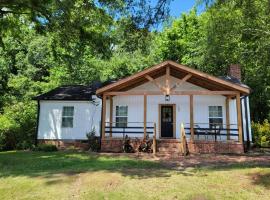 Town-Center Sanctuary:Cozy 3BD for Relocation, holiday home in Duncan