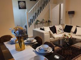 Three Bed House with free on-site parking Sleeps 5, hotel em Warrington