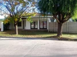 Casa Grande en Necochea, Proxima a la Playa, hotel in Necochea