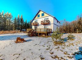 Alpine Horn Lodge at Big Powderhorn Mountain - Unit C, hotel with parking in Ironwood