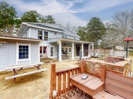 Dr. Easterling’s Rustic Lake Home, hotelli kohteessa Hartsville