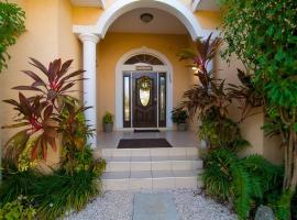 Savhaven - 4 Bed 4 Bath w/ Pool (2 mins to Beach), Hotel in George Town