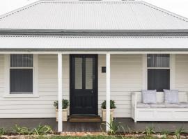 Benambra Cottage c1860 - PET FRIENDLY, vacation home in Queenscliff