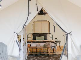 Luxury Glamping Tents @ Lake Guntersville State Park: Guntersville şehrinde bir çadırlı kamp alanı