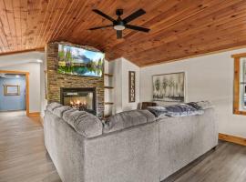 Cozy Home W/ King Bed & Lake access, rumah percutian di Canandaigua